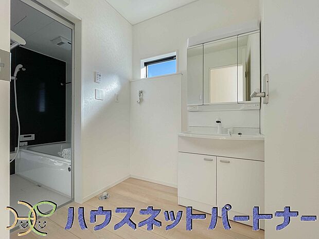 毎日使う洗濯機。しっかりと奥行きのある置き場が確保されています。