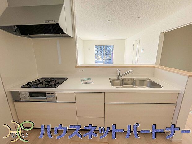 三口コンロで料理の幅を拡げてくれる使いやすいシステムキッチンを採用。洗い場も大きいので野菜や食器を洗ったりする際にも捗り、奥様の強い味方となってくれるはずです。