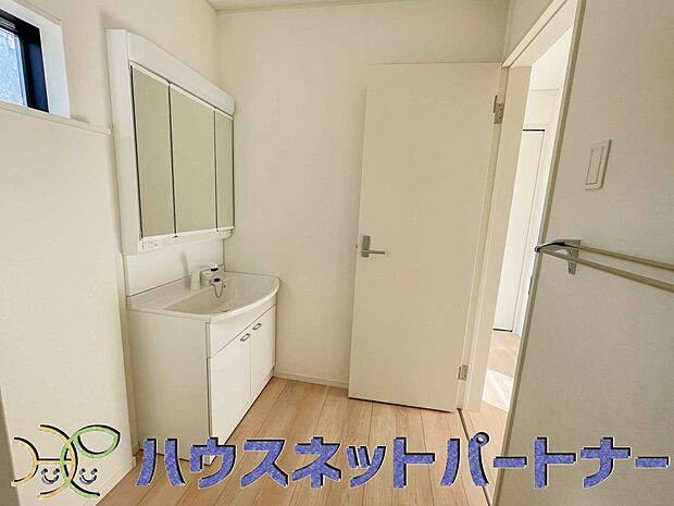 三面鏡洗面化粧台。ミラーを手前に引けば、楽な姿勢で髭剃りやメイクができます。合わせ鏡にすればヘアスタイルのチェックもラクラク。洗面化粧台のミラー裏にはたっぷり入る収納スペースを設けています。