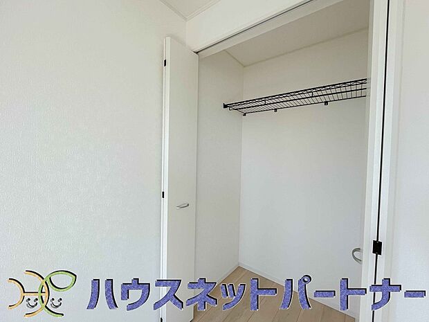 壁面クローゼットのメリットは、衣類が横一列に並ぶためひと目で洋服が選びやすいこと。衣類をたくさんお持ちの方も、限られたスペース内に無理なく収納することができます。