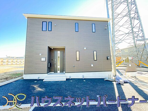 戸建ての購入を検討することになったきっかけに「駐車場を持てること」を挙げる方が多くいらっしゃいます。駐車場代金を支払続ける必要がないことは、駐車場付き戸建を持つ最大のメリットです。