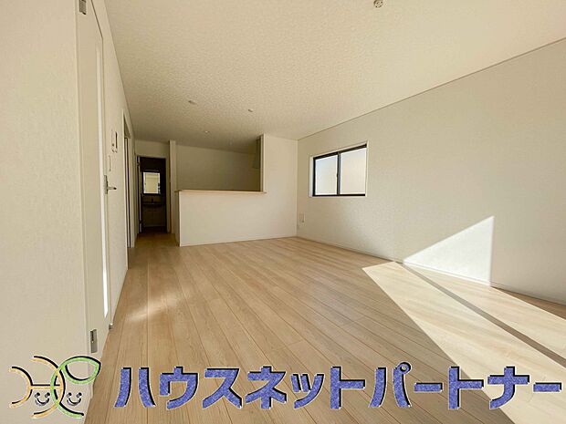 リビングは、食事スペースと寛げる場所設けてもまだ余裕の広さ。明るい光が照らしてくれます。