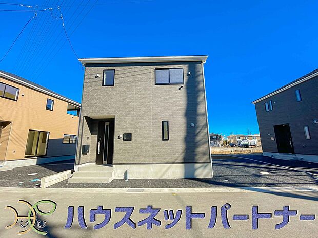 玄関の扉を開けるとそこは家族の待つお家。笑い声が聞こえてきそう。