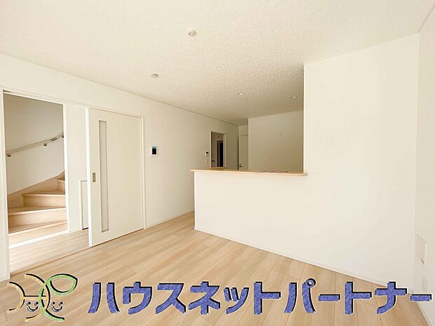 カウンターキッチンなら、リビングで遊ぶ子供の様子を見ながら料理ができるので安心です。料理を運んでもらったり、子供にお手伝いしてもらいやすいのもいいですね♪