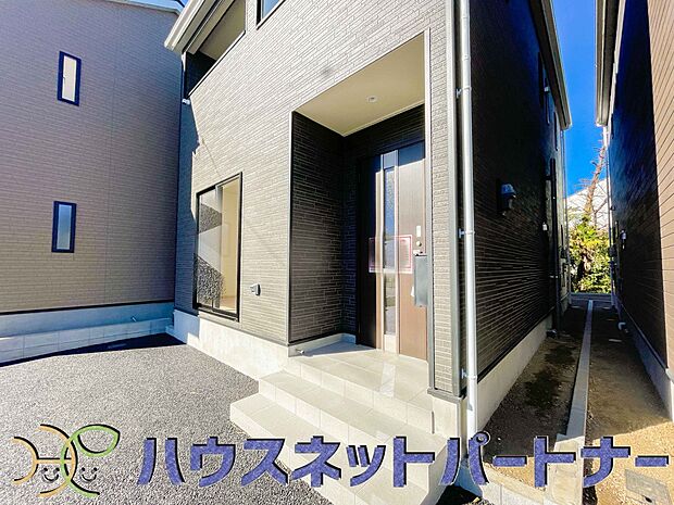 玄関前に季節のお花を置いて可愛く演出してみてはいかがですか。楽しいお家造りが待っています。