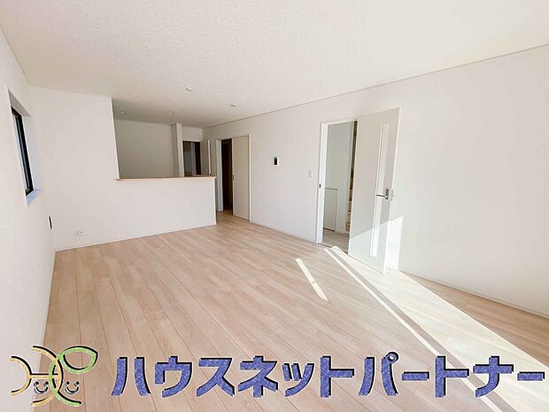 太陽の光が照らす明るいリビングは、開放感があり通風・採光に優れ、心地よい光と風が舞い込んできます。心休まるリビングは何よりも快適な時間を過ごせます。