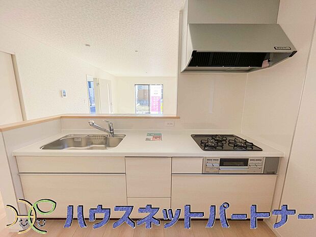 人工大理石のワークトップやシンクは、水を流しただけできれいになったように見えます。白いキッチンは明るく清潔感があり、とっても素敵です。