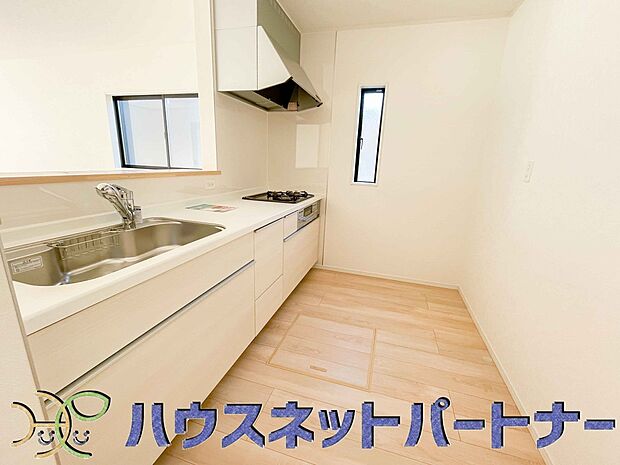 カウンターキッチンは広くて収納力もあるので、快適に料理をすることができます。食器や炊事用具を手の届くところに配置しやすいため調理もスピーディーです。