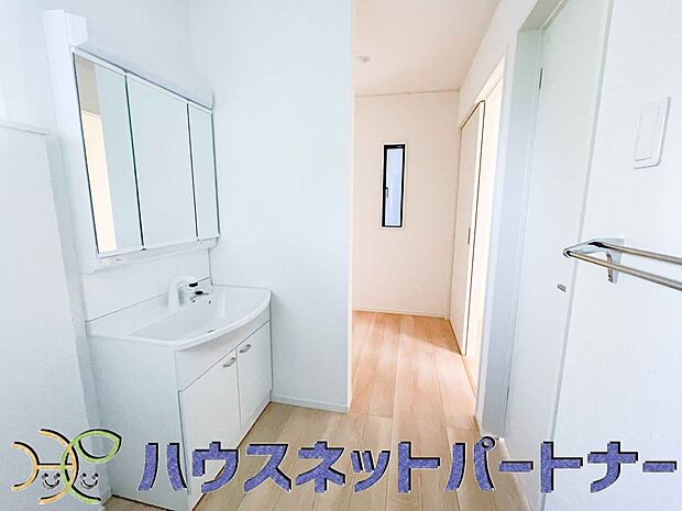 洗面室のある脱衣所は広々。脱いだお洋服をそのままお洗濯。