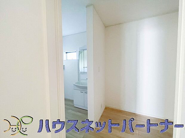 リネン庫設置。タオルやリネンを収納するリネン庫はすっきりおしゃれに収納したいと誰もが思うこと。そう・・・理想はホテルのリネン庫といったところでしょうか。