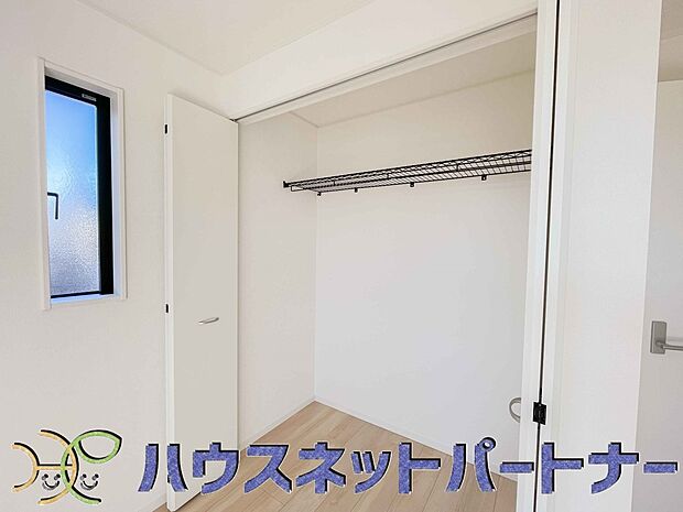 壁面クローゼットのメリットは、衣類が横一列に並ぶためひと目で洋服が選びやすいこと。衣類をたくさんお持ちの方も、限られたスペース内に無理なく収納することができます。