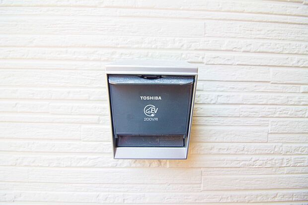 エコカーライフをサポートする電気自動車用の屋外コンセントを設置。充電ケーブルの接続のしやすさや、毎日の充電に求められる耐久性にも配慮しています。