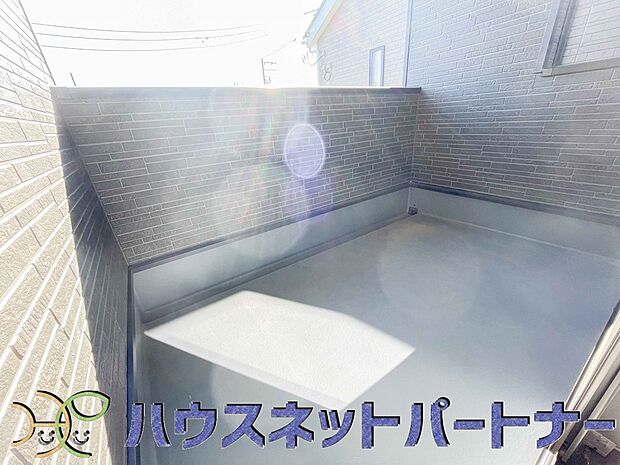 太陽の光が燦々と降り注ぐ広さのあるバルコニーで毎日のお洗濯も快適に。太陽は心を元気にしてくれますよね。