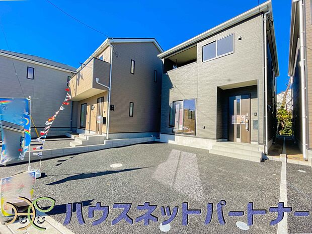 ゆったりとした駐車スペースを確保いたしましたので、大きめのお車でも駐車可能です。自転車やバイクなど、ゆとりのある敷地で置き場所に困ることはないでしょう。