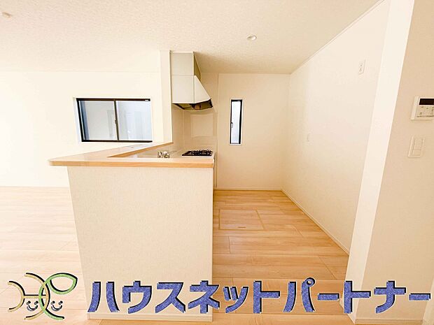 キッチン吊戸棚を無くす事によって、コミュニケーションを重視した設計に致しました。区画によって変わる一体感を、実際にご覧になって頂けましたらと思います。