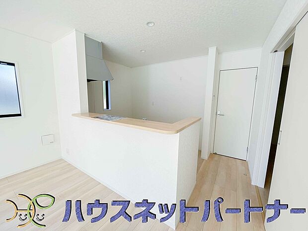 キッチンカウンターがあると配膳が楽なことがメリットの一つ。後片付けをするときも、ダイニングテーブルからあまり動かずに流し台へ運ぶことができるので便利です♪