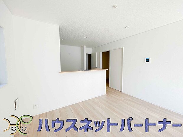 忙しい朝でも家族揃って食事をして頂ける、ゆとりある大きさのダイニングスペース。奥様の手料理をカウンター越しに受けとって頂き、テーブルで囲む素敵な時間を存分にお愉しみ下さい。