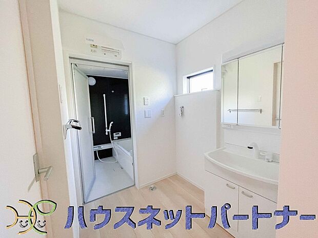 洗面室のある脱衣所は広々。脱いだお洋服をそのままお洗濯。