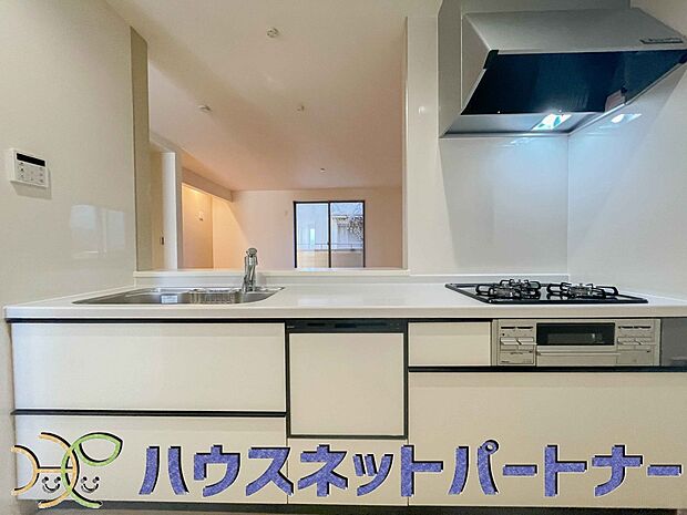 家族の様子を見ながらキッチンでお料理。一日の出来事を会話しながらの家事は嬉しいコミュニケーション。