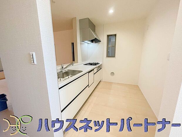 カウンターキッチンは広くて収納力もあるので、快適に料理をすることができます。食器や炊事用具を手の届くところに配置しやすいため調理もスピーディーです。