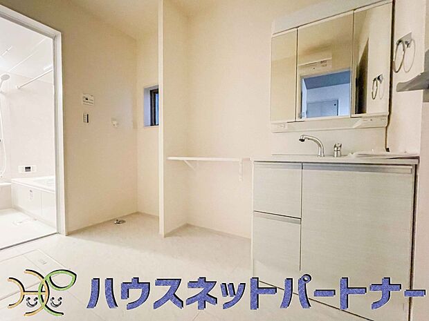 明るい清潔感のある洗面所は、鏡も大きくシンクが広々。朝の支度も楽にこなせます。