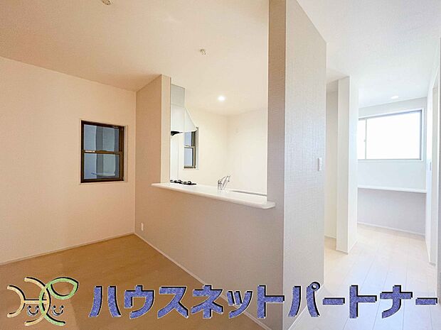 キッチンカウンターがあると配膳が楽なことがメリットの一つ。後片付けをするときも、ダイニングテーブルからあまり動かずに流し台へ運ぶことができるので便利です♪