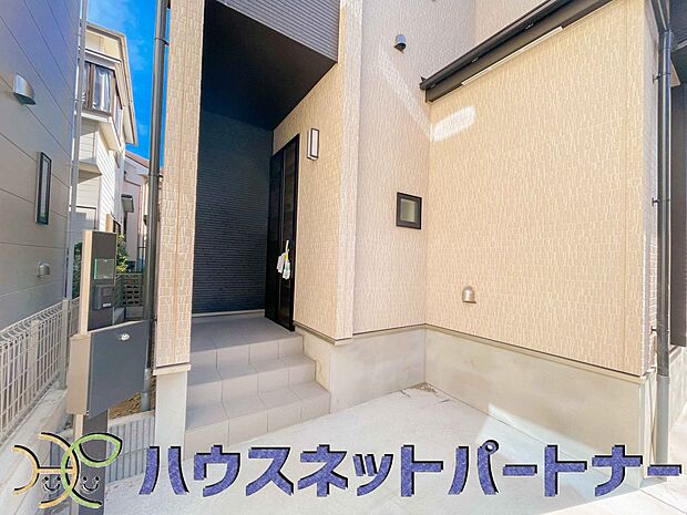 玄関の扉を開けると家族の待つお家。幸せを感じる瞬間です。