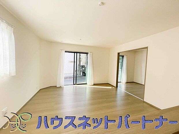 整然とした空間演出、快適な理想の暮らしの実現は家のみの拘りではなく、そこで暮らす方々にとって素敵な環境であることも挙げられると思います。四季折々の変化が奏でる鼓動を楽しんで下さい。