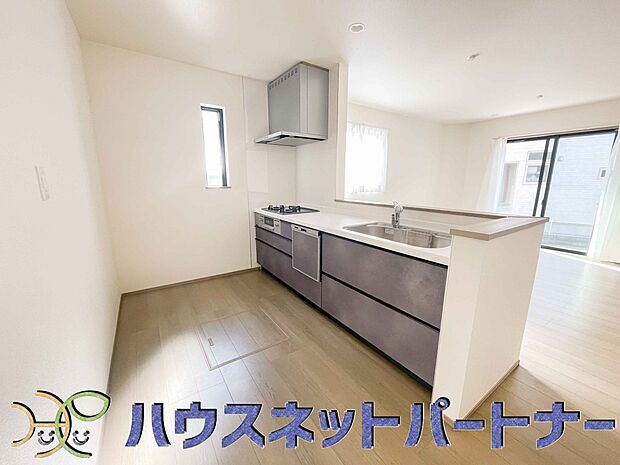 カウンターキッチンは広くて収納力もあるので、快適に料理をすることができます。食器や炊事用具を手の届くところに配置しやすいため調理もスピーディーです。