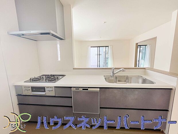 ビルトイン食器洗乾燥機完備。家事のお手伝いをしてくれる奥様の味方です。食器を洗っている間にお掃除など、様々なシーンで家事の時短に役立つ食洗機。省スペースのビルトインタイプを採用致しました。