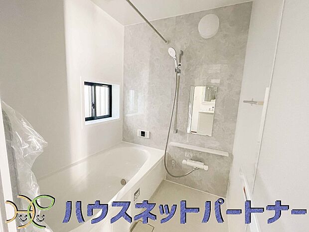 冬場にはヒヤッとしないように暖房機能、梅雨の時期には乾燥等、機能的で清潔感溢れる浴室。快適・清潔な空間で心も体もオフになる時間を楽しむことが可能です。