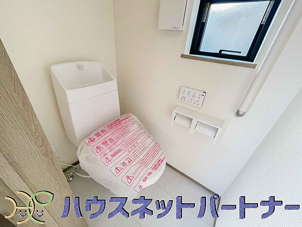 小窓を設置する事により明るく、通気性の良いトイレとなっております。中はゆとりのある大きさを確保しておりますので、ゆったりとお使い頂けます。 
