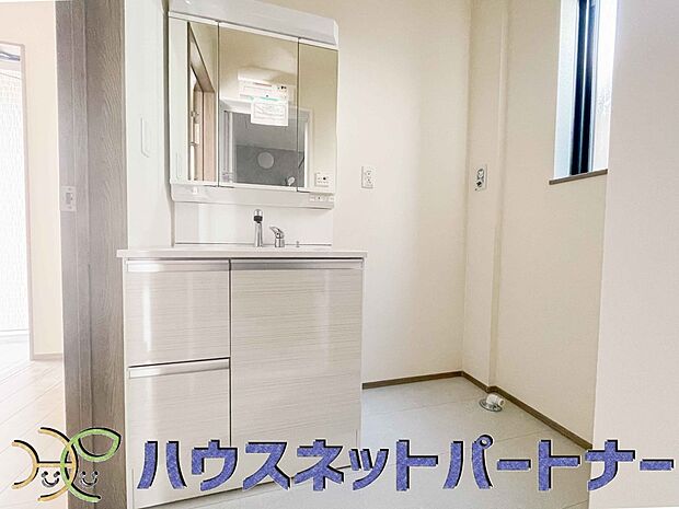 大きく見やすい三面鏡で清潔感ある洗面台は、身だしなみチェックや肌のお手入れに最適です。何かと物が増える場所だからこそ、スッキリと見映えの良い空間に拵えました。