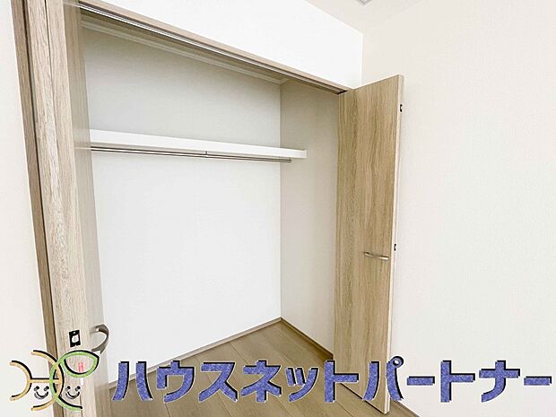 壁面クローゼットのメリットは、衣類が横一列に並ぶためひと目で洋服が選びやすいこと。衣類をたくさんお持ちの方も、限られたスペース内に無理なく収納することができます。