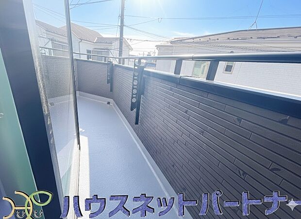 青い空が近くに感じるバルコニーは、爽やかな風をお部屋へ運んでくれます。