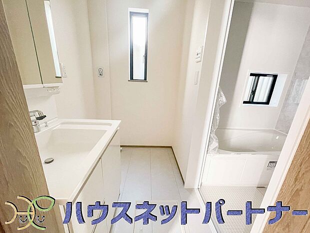 広い脱衣所、洗面台も大きなサイズを設置。建売では見ない広さと解放感。