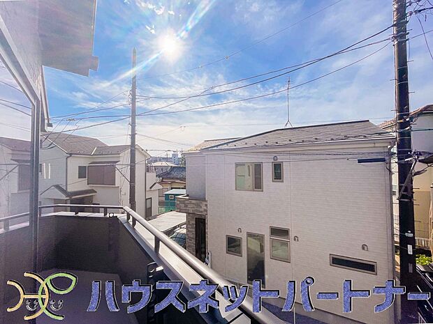 周辺は高い建物が無く、解放感が感じられます。