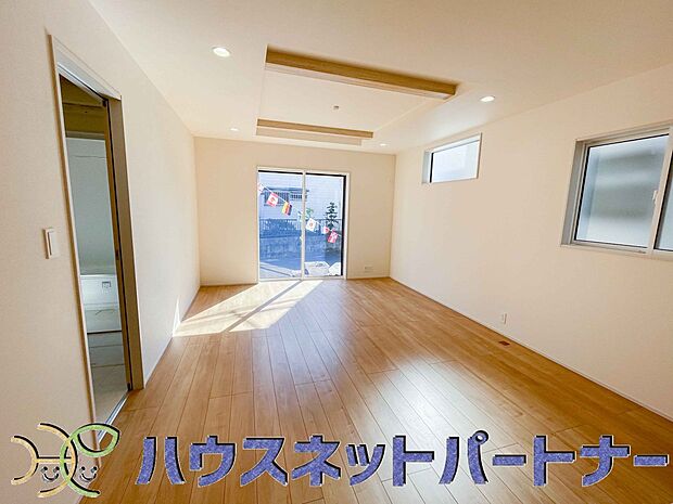 整然とした空間演出、快適な理想の暮らしの実現は家のみの拘りではなく、そこで暮らす方々にとって素敵な環境であることも挙げられると思います。四季折々の変化が奏でる鼓動を楽しんで下さい。