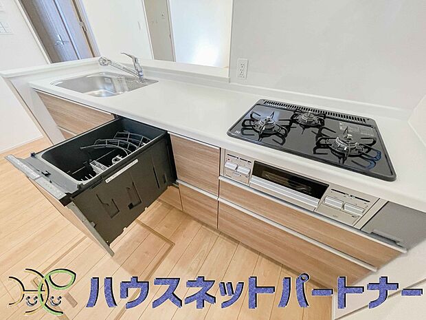 三口コンロで料理の幅を拡げてくれる使いやすいシステムキッチンを採用。洗い場も大きいので野菜や食器を洗ったりする際にも捗り、奥様の強い味方となってくれるはずです。
