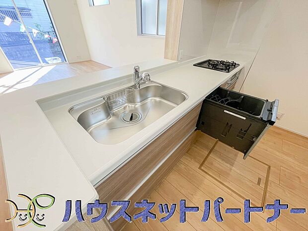 人工大理石のワークトップやシンクは、水を流しただけできれいになったように見えます。白いキッチンは明るく清潔感があり、とっても素敵です。
