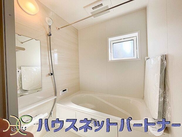 心地よいバスタイムを演出する浴室はゆとりあるサイズを採用。保温機能付き、汚れをはじく有機ガラス系の新素材を採用した浴室。美しく機能的な設備を採用。