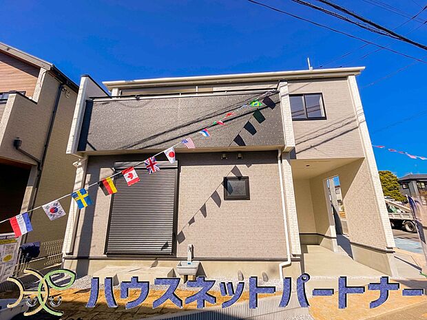 街に溶け合う美しい景観と、採光や風通しを考えて設計された間取り。近隣の視線を考え調整した窓位置など、外観だけでなく、住まうご家族の心地よさを最優先しました。