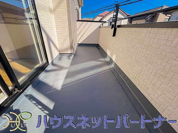 陽当りが良いと、洗濯物が乾きやすいですし、湿気やカビの心配も減るので快適です。寒い冬の日でも、日差しが届くと家の中が暖かくなりますね。