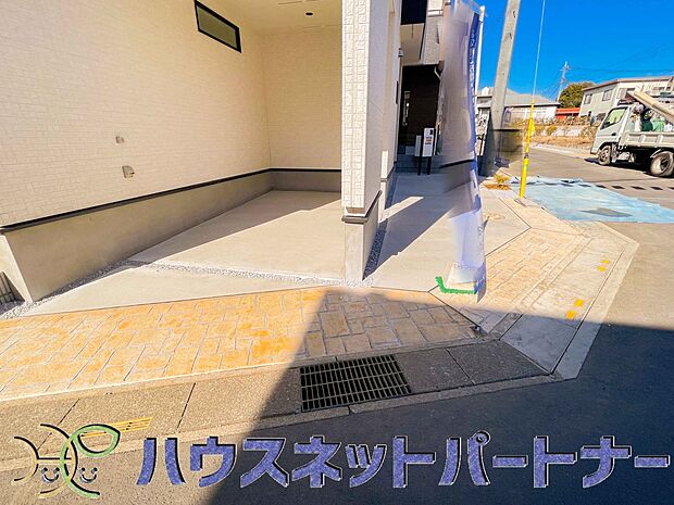 通勤や家族の送迎など、毎日の生活にマイカーが欠かせない方にとって駐車場は大事な条件。敷地内にカースペースがあれば、お出かけやお買い物の際の搬入出もらくらくです。