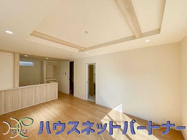 キッチンカウンターがあると配膳が楽なことがメリットの一つ。後片付けをするときも、ダイニングテーブルからあまり動かずに流し台へ運ぶことができるので便利です♪