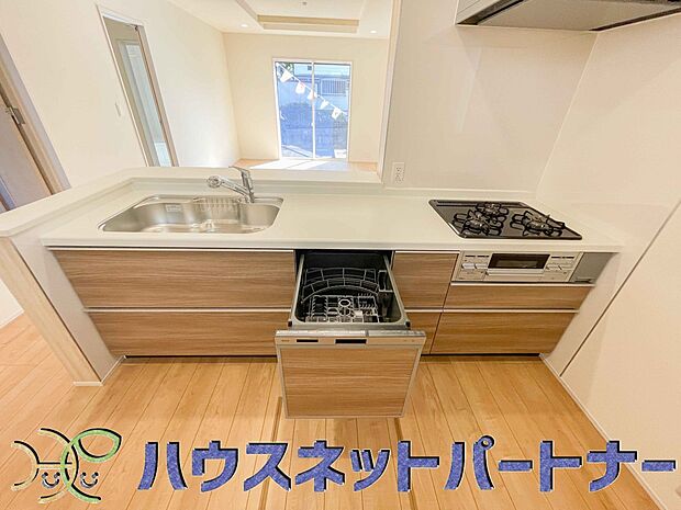 キッチン吊戸棚を無くす事によって、コミュニケーションを重視した設計に致しました。区画によって変わる一体感を、実際にご覧になって頂けましたらと思います。