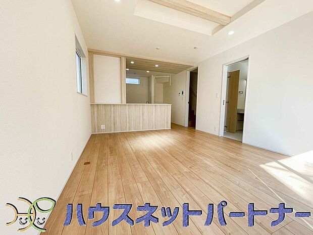 リビングは、食事スペースと寛げる場所設けてもまだ余裕の広さ。明るい光が照らしてくれます。