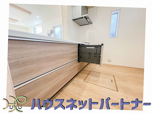 木目調のキッチンは落ち着いた雰囲気で収納もたくさん。嬉しい食洗器付です。汚れも目立ちません。