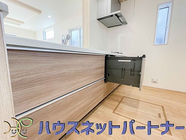 食洗機完備なので冬場の冷たい洗い物や忙しい主婦だからこそ食洗機をかけてる間に他の家事をこなすこともできちゃいますね。