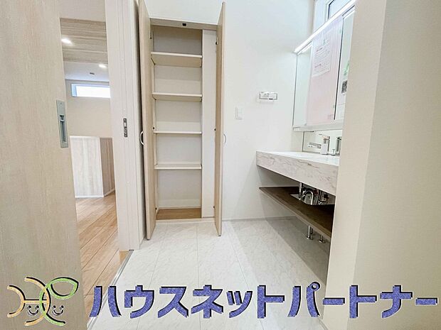 タオルやリネンを収納するリネン庫はすっきりおしゃれに収納したいと誰もが思うこと。そう・・・理想はホテルのリネン庫といったところでしょうか。